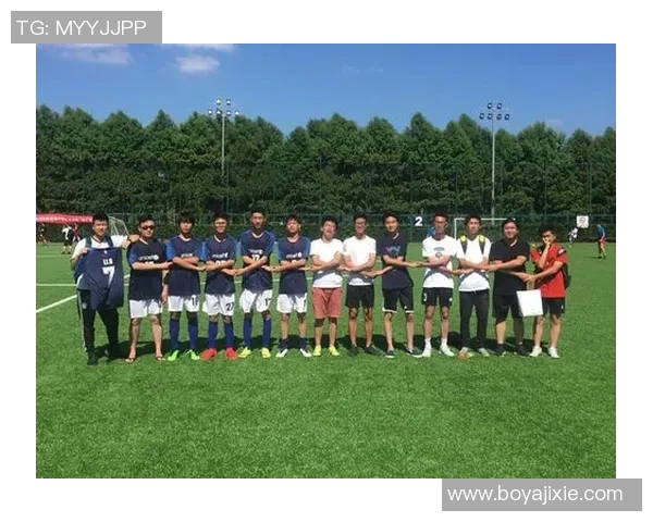 小孩梦想成真与足球明星亲密合影瞬间记录快乐童年时光 小孩梦想成真与足球明星亲密合影瞬间记录快乐童年时光