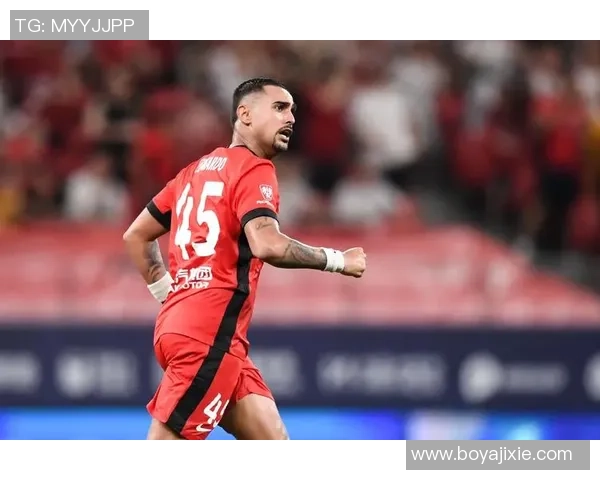 篮球场上足球明星的精彩表现引发全场观众热烈反响与讨论