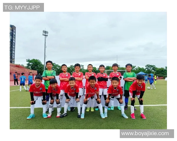 足球明星积极互动与粉丝分享心声的温暖瞬间