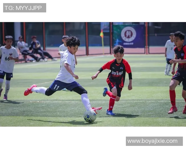 足球明星重返训练场展现风采与激情的精彩瞬间 足球明星重返训练场展现风采与激情的精彩瞬间